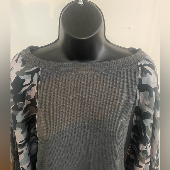 Waffle Knit Thermo Spliced Camo Top with Dolman Sleeves. Color: Grey - Picture 4 of 7